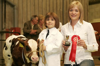 Leah McCormick, Fintona won the NI Belgian Blue Young Handling Competition for the 4-8 age group and judge Rachel Parry, Lancaster is pictured presenting the award.